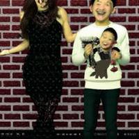 换背景：场景是室内的；墙面是渐变的浅灰色；地上铺着灰色的鹅绒砖。